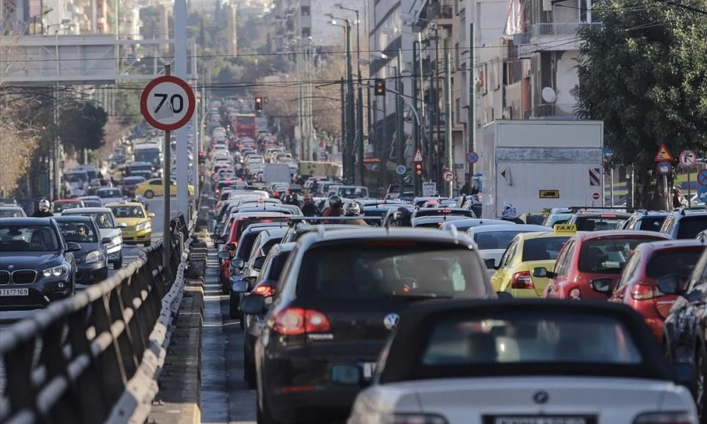 Κίνηση: ''Πάγωσε'' η κυκλοφορία σε πολλούς δρόμους της Αθήνας